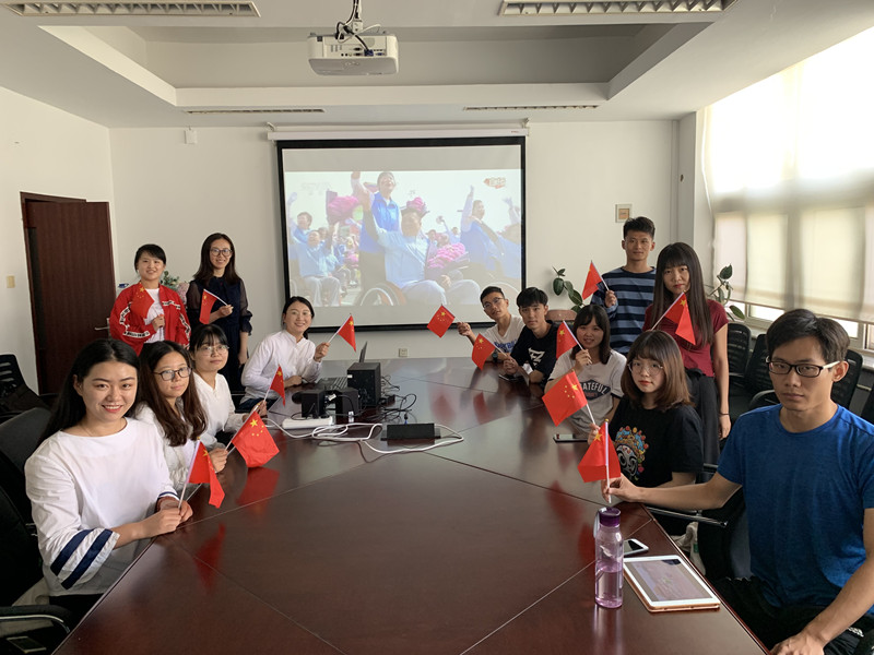 陕西财经学校师生党员在劝学315观看国庆阅兵式_副本.jpg
